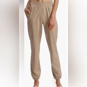 Commando ruched joggers in color sand